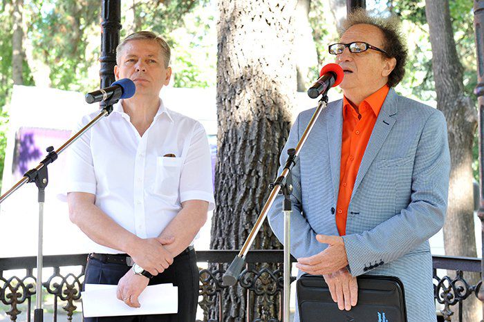 Сегодня утром писатели, деятели культуры, политики и любители поэзии возложили цветы к бюсту Эминеску.