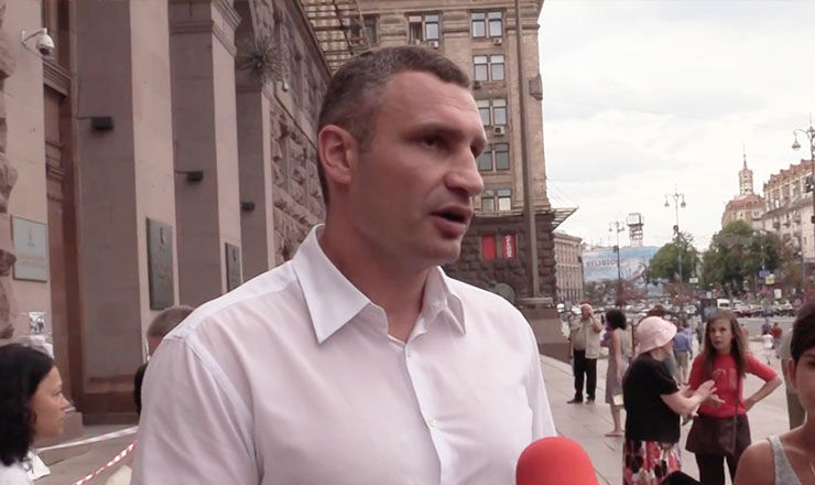 В ночь на 25 июля в Киеве неизвестные бульдозерами снесли рынок на Лесном массиве по улице Киото.