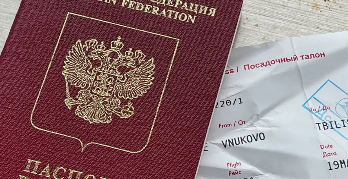 DW: Власти РФ оставляют россиян без загранпаспортов.