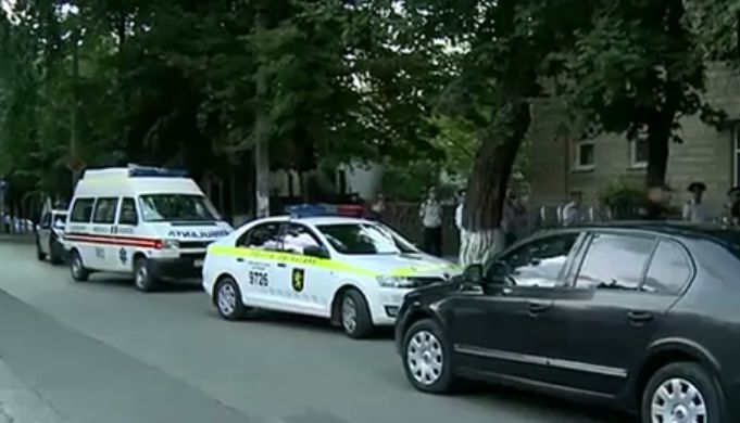В настоящий момент мужчина подозревается в совершении трех преступлений.
