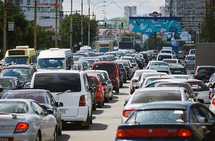 Движение на столичных улицах затруднено.