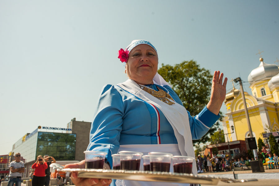 Sub fustele de la Comrat: Independența Republicii Moldova aduce statalitatea Găgăuziei. Foto: moldnova.eu