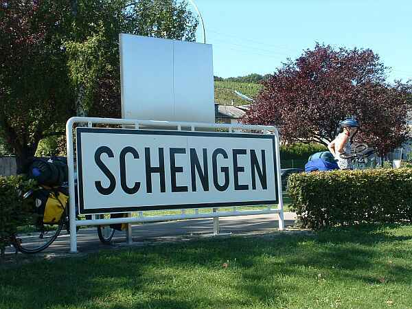 Moldovenii care deţin vize Schengen valabile vor putea călători liber în România, începând cu 1 februarie 2014.