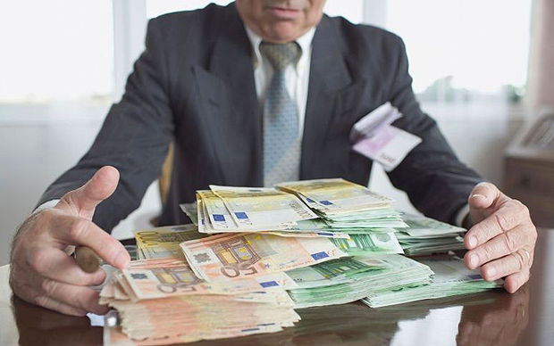 Zona euro şi moneda unică sunt ameninţate din mai multe părţi, astfel că analiştii se întreabă cât de mult se va mai înrăutăţi situaţia blocului monetar.