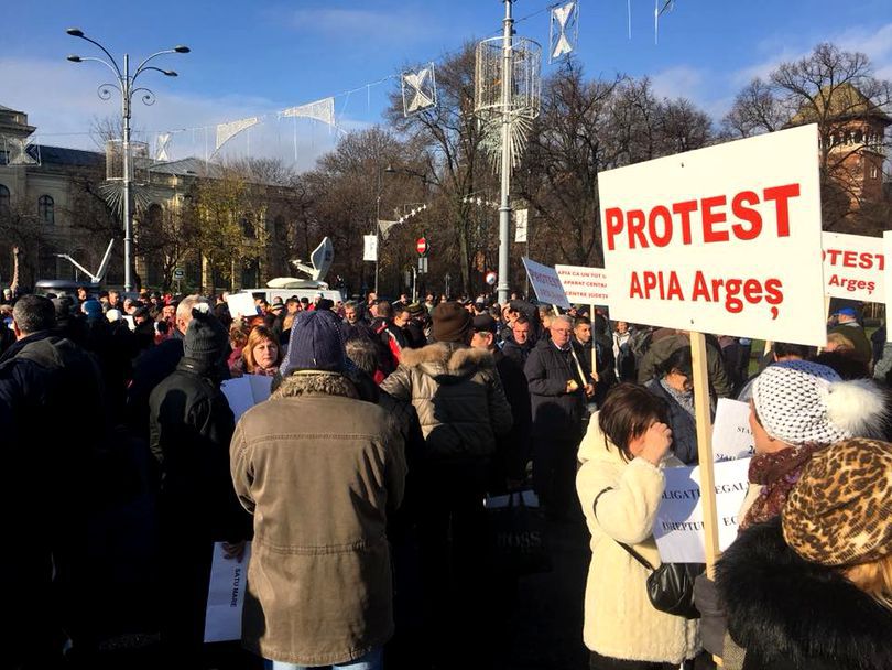 В Бухаресте протестующие требуют повышения зарплаты.