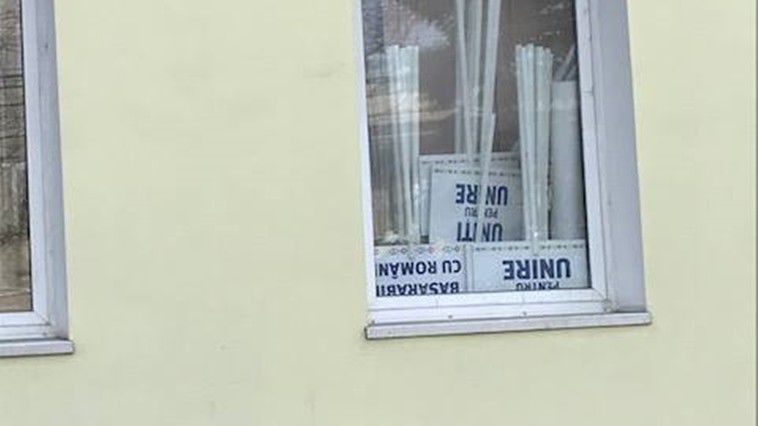 “Униря” вверх тормашками: курьезное сделали у офиса ЛП в Кишиневе.