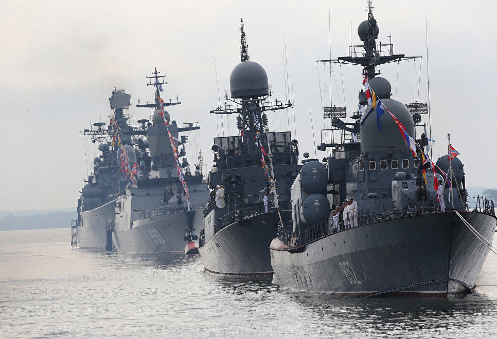 В программе праздника - парад военных кораблей Балтийского флота.
