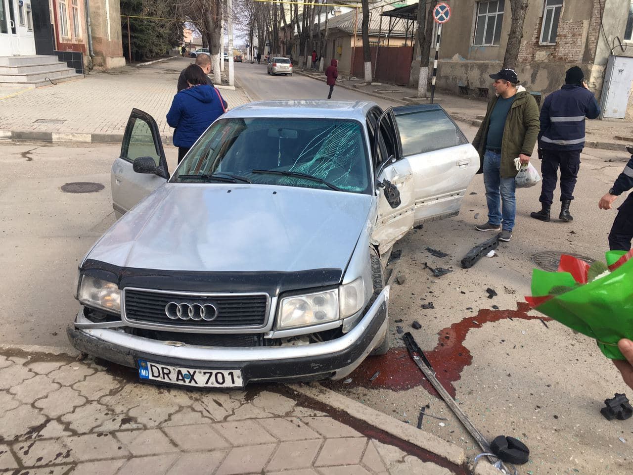 В Бельцах водитель протаранил авто с семьей и скрылся.