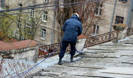 В Кишиневе службе спасателей удалось предотвратить снос металлической кровли на крышах двух многоквартирных домов.