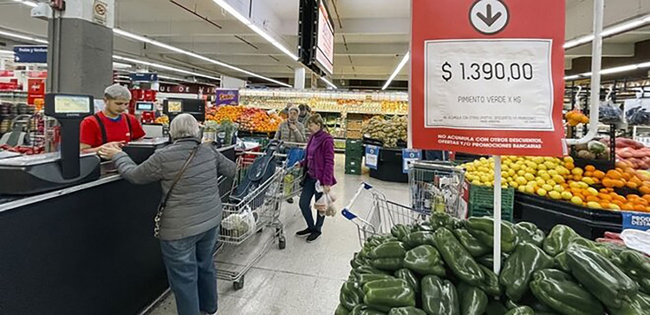 Инфляция в Аргентине достигла почти 143%.