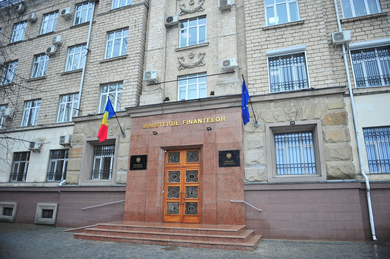 Минфин выступил с уточнениями по поводу зарплат председателя и судей КС.
