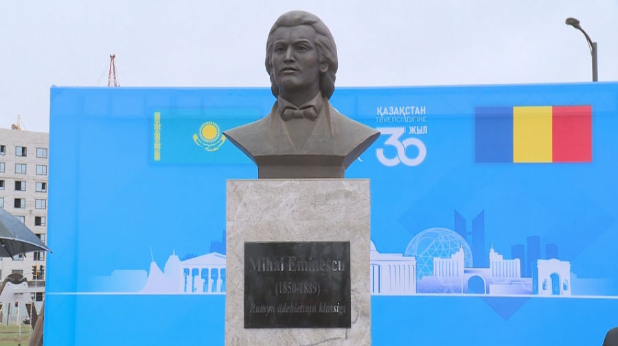 В столице Казахстана был установлен памятник поэту Михаю Эминеску.