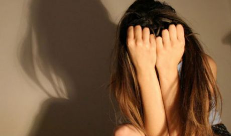 O tânără de 23 de ani a fost violată în debaraua unui bloc de locuinţe de către un individ de 53 de ani.