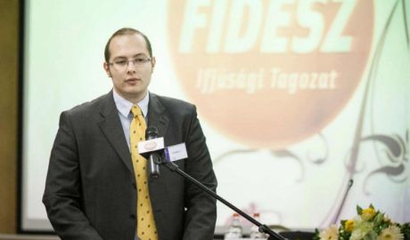Арон Вереш, лидер молодежной организации партии был пойман с фальшивыми деньгами на восточном вокзале Будапешта.