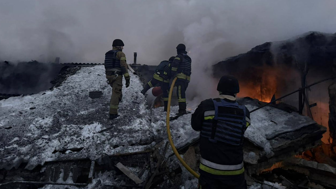 Войска РФ вновь атаковали Киев ночью ракетами и дронами: горят дома.