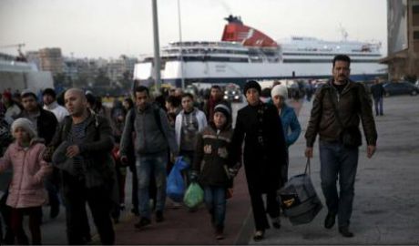 Între timp, Macedonia a confirmat că va permite trecerea doar a refugiaţilor sirieni şi irakieni, la fel ca vecinul său din nord Serbia.