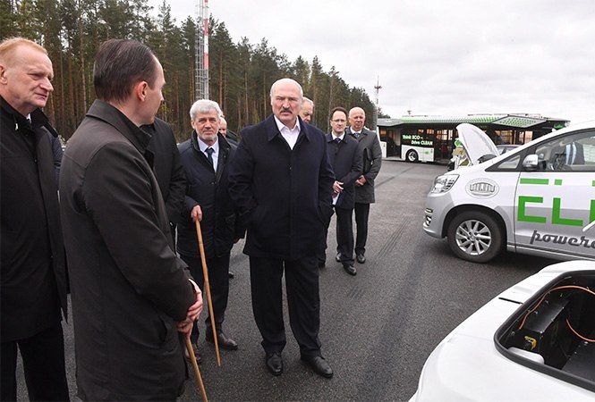 Лукашенко показали способный соперничать с Tesla белорусский электрокар.