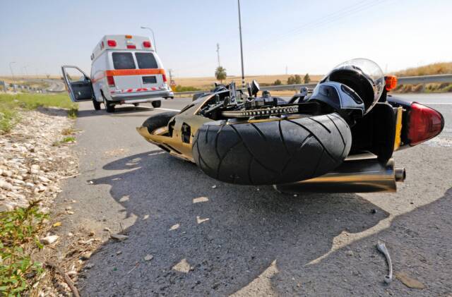 Un bărbat şi o tânără au ajuns la Spital în stare gravă, după ce motocicleta pe care se aflau s-a izbit violent de un scuter. Foto: simbol