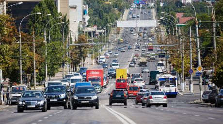 Fiecare a treia maşină care circulă pe drumurile din Capitală emite gaze toxice. Foto: publika.md