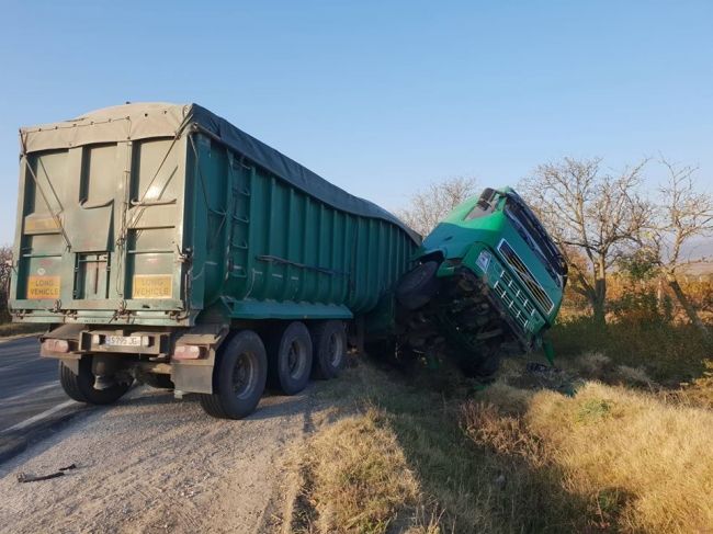 На одной из национальных трасс перевернулся грузовик.