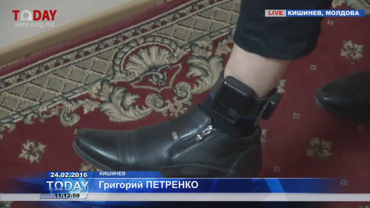 Григорий Петренко показал браслеты, в которых он должен находиться под домашним арестом.