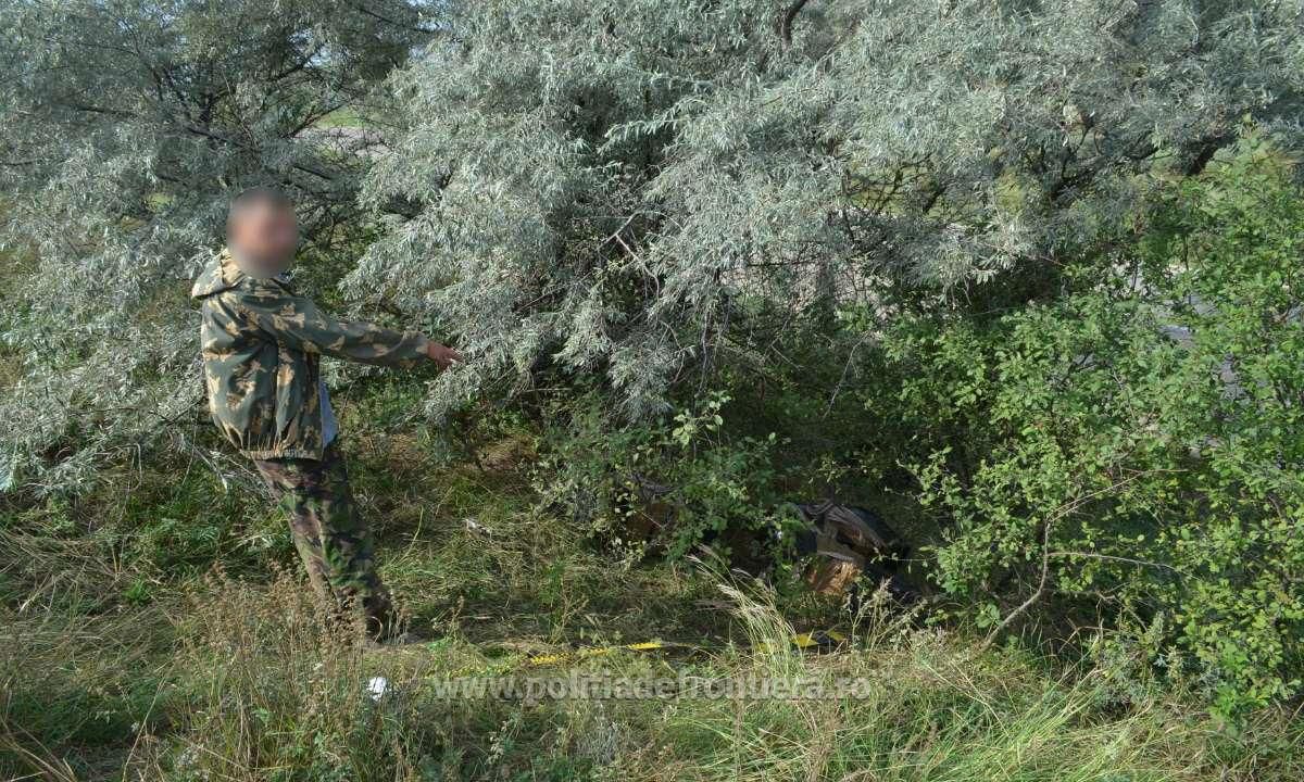 Несмотря на законные призывы румынских пограничников остановиться, люди бросили пакеты с сигаретами и сбежали. Фото: politiadefrontiera.ro.