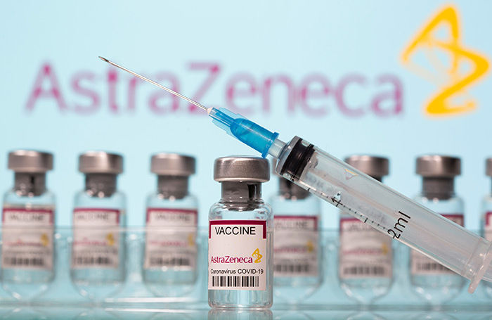 В Британии выявили 30 случаев тромбозов после вакцины AstraZeneca.