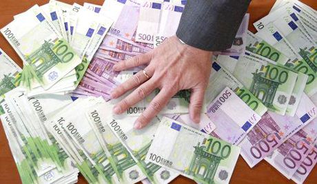 Unei femei din Capitală i-au fost furați 10.000 de euro. 