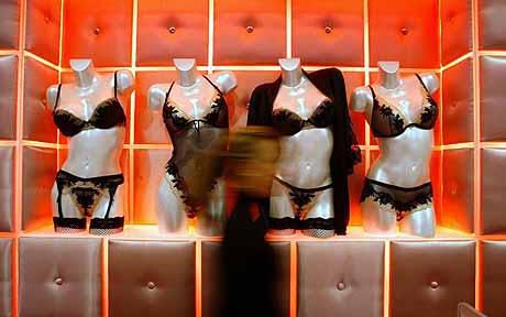 Întrebați dacă ar trece pragul unui sex-shop, mulţi dintre moldoveni evită să răspundă.