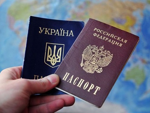 Жителям Крыма начали оформлять российские загранпаспорта. Но, чтобы отправиться в Европу, им придется ехать за визами в консульства европейских стран в Киеве, не имея гарантий, что разрешение будет получено.