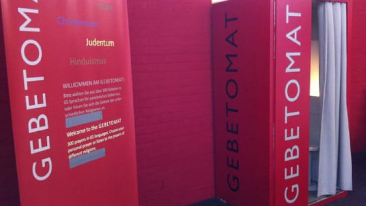 Un automat pentru rugăciuni, instalat pe aeroport. Foto: yelpcdn.com