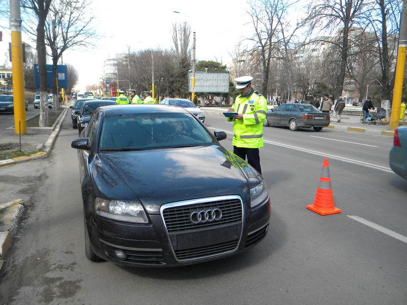Din corespondenţa prin SMS cu hoţul, Călin a înţeles că trebuie să plătească 900 de lei ca să-şi recupereze plăcuţa. Şoferul nu a stat mult pe gânduri şi a mers la poliţie.