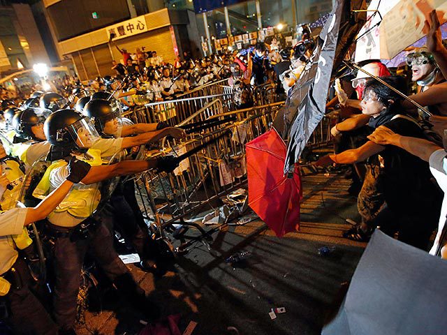 Столкновения активистов движения Occupy Central с полицией возобновились в воскресенье утром.