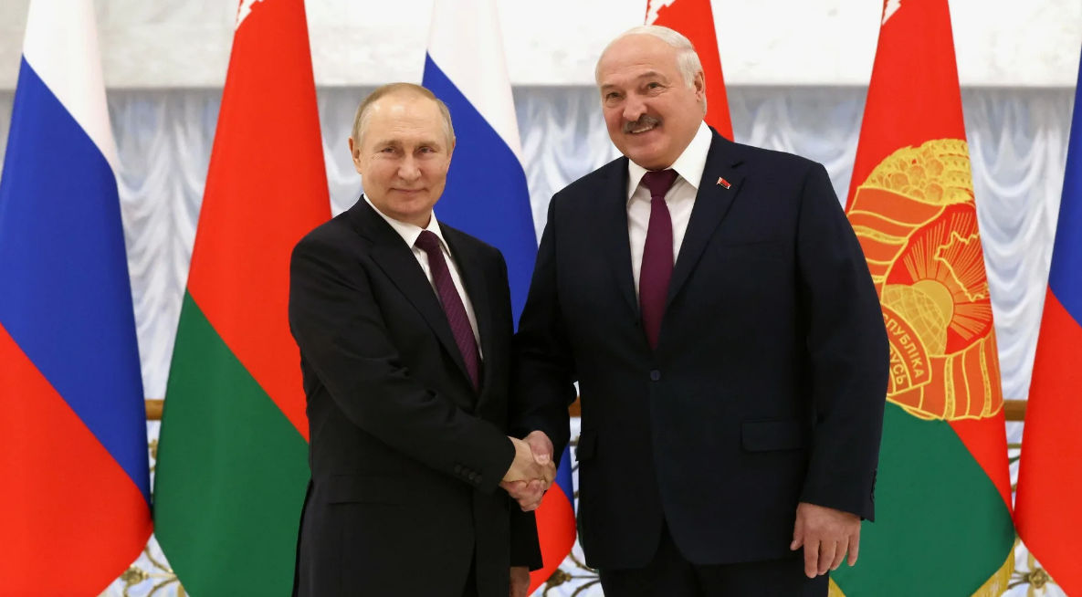Лукашенко попросил Путина разместить «Орешник» в Беларуси.