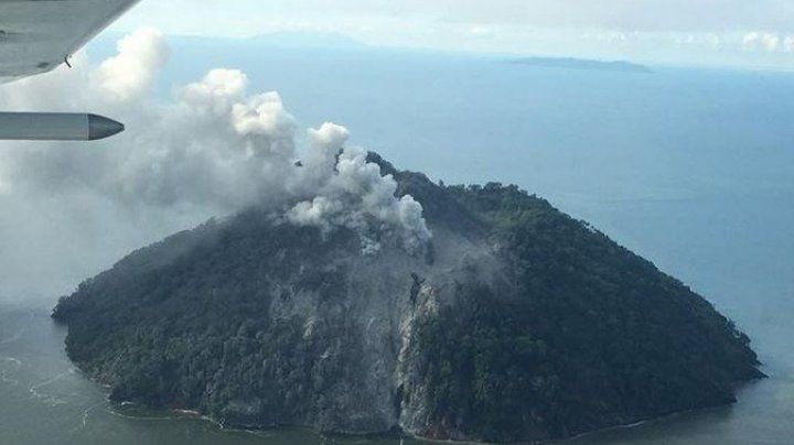 Un vulcan din Papa Noua Guinee a erupt pentru prima dată în istorie.
