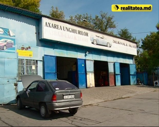 Obiectul identificat de geniști a fost atașat sub automobil cu ajutorul unui magnet. Martorii spun că șoferul nu știa despre existența acestuia.