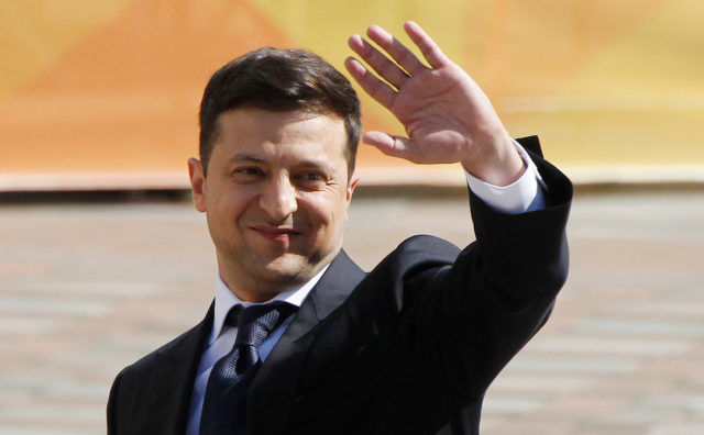 Гимназию Зеленский закончил почти отличником — всего с двумя «четверками» по украинскому и русскому языкам.