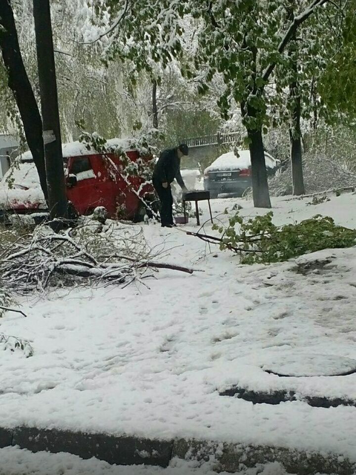 Ничто не помешало сегодня мужчине поесть шашлыка.