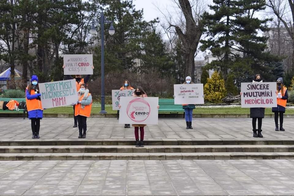В Кишиневе проходит флешмоб "Молодежь столицы против COVID-19".