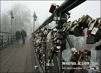 В Киеве хулиганы сожгли Мост влюбленных.