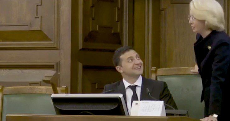 В Сети высмеяли играющего с молотком Зеленского в латвийском парламенте.