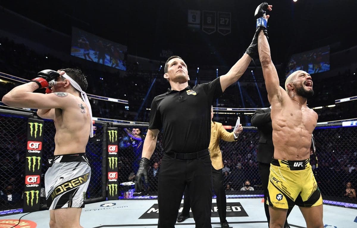 Бразилец Фигередо стал новым чемпионом UFC в наилегчайшем весе.
