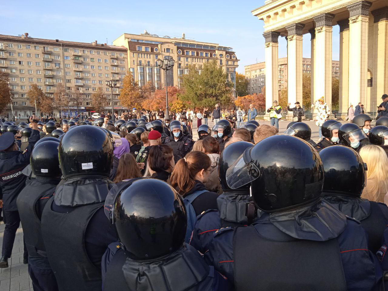 В российских городах возобновились антивоенные протесты: участников задерживают.
