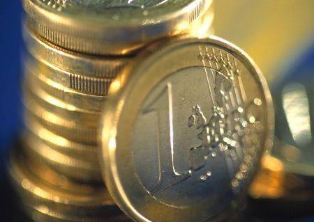 Banca Națională a stabilit un curs oficial de 19,98 de lei pentru un euro, cu 19 bani mai mult decât ieri.
