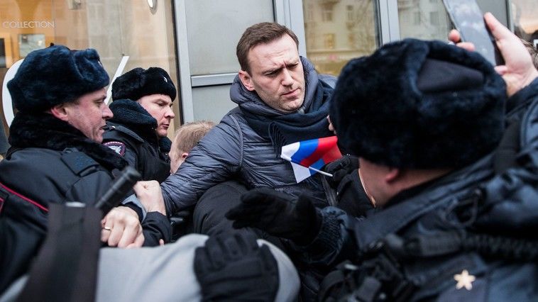 Opozantul rus Aleksei Navalnîi anunţă că a fost reţinut de poliţie.