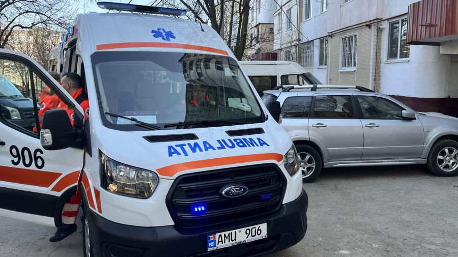 O echipă de medici de pe ambulanță, atacată cu un cuțit de un bărbat beat.