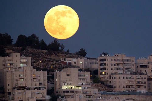 SuperLuna, fenomen astronomic în timpul căruia Luna Plină se află la cea mai mică depărtare de Terra, va fi vizibilă sîmbătă.