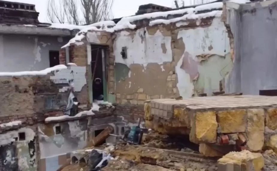 В Одессе прямо на рабочих упала часть стены жилого дома.