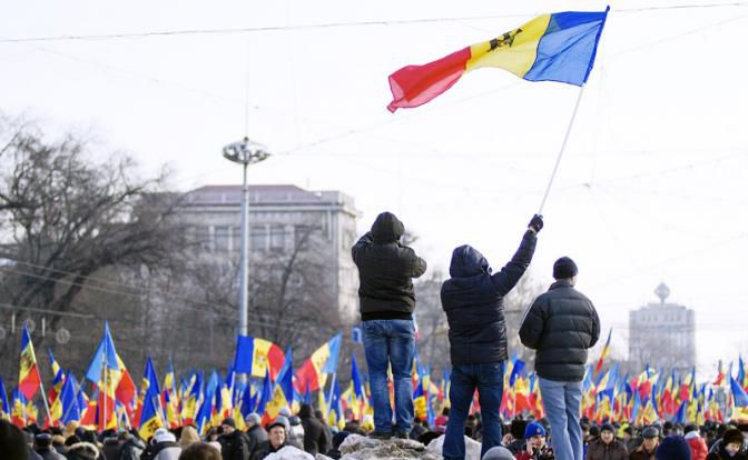 Протестующие просят выборов.