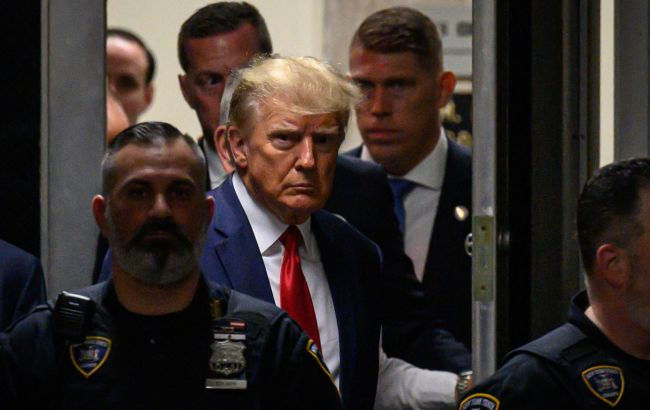 Защита Трампа просит суд перенести процесс по делу о штурме Капитолия на 2026 год.